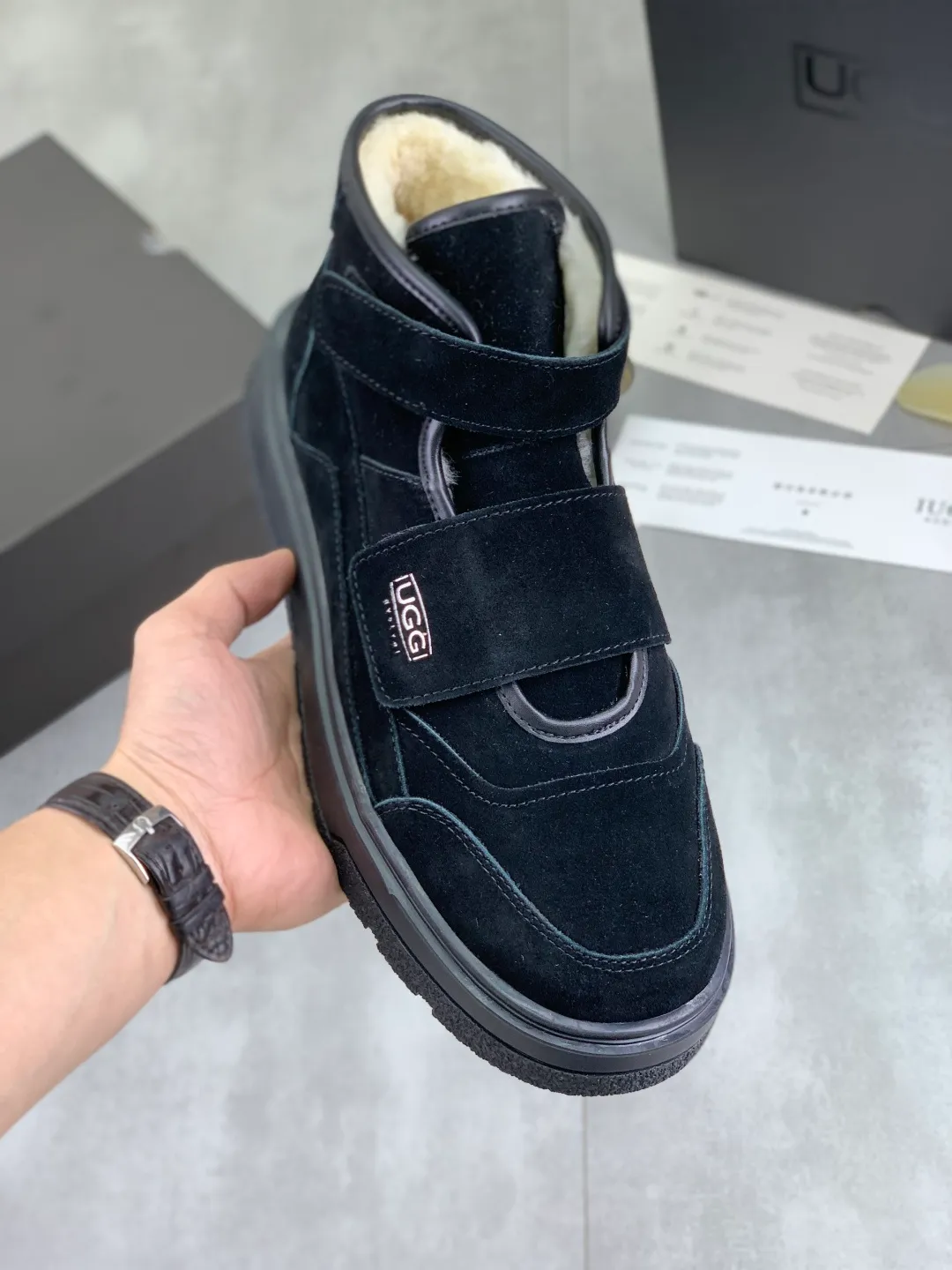 Men's shoes 💰P580 New arrival 🆕🆕🆕 26 New IUGGI Velcro men's shoes Fashionable and casual Velcro men's shoes. First layer suede cowhide + lining wool Rubber outsole Lightweight and non-slip Size: 39-44 Color: three colors